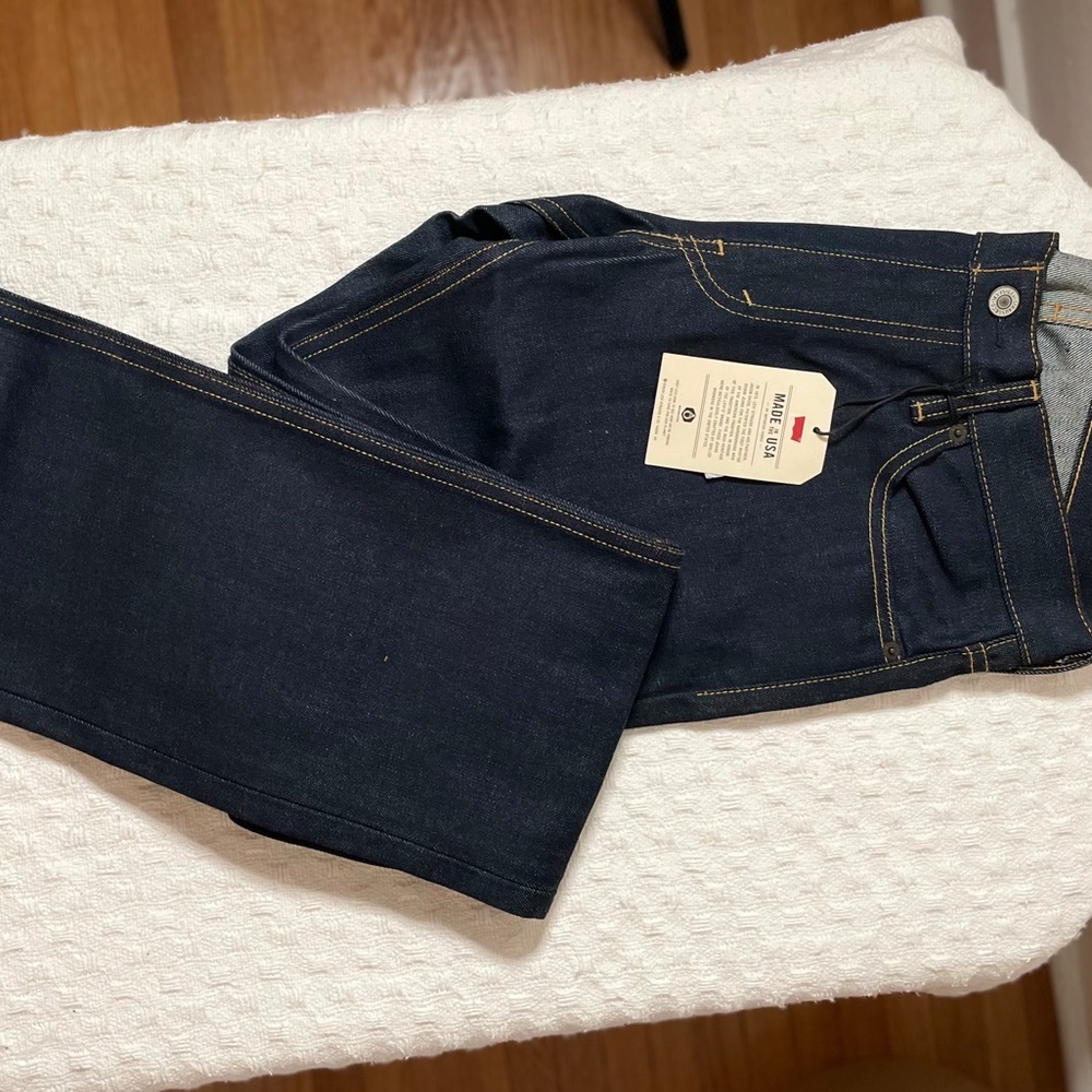 New classic Levi’s- straight cut blue jeans